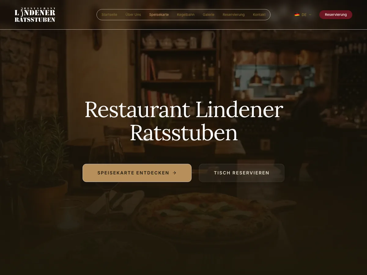 Startseite des Restaurants Lindener Ratsstuben mit Gastraum im Hintergrund und den Schaltflächen Speisekarte entdecken und Tisch reservieren