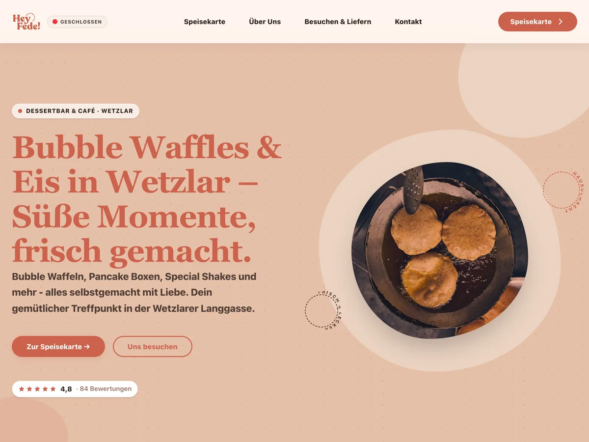 Live-Website hey-fede.de, umgesetzt von Coday aus Wetzlar Startseite der Dessertbar Hey Fede! mit der Überschrift Bubble Waffles und Eis in Wetzlar neben Teigstücken in heißem Öl